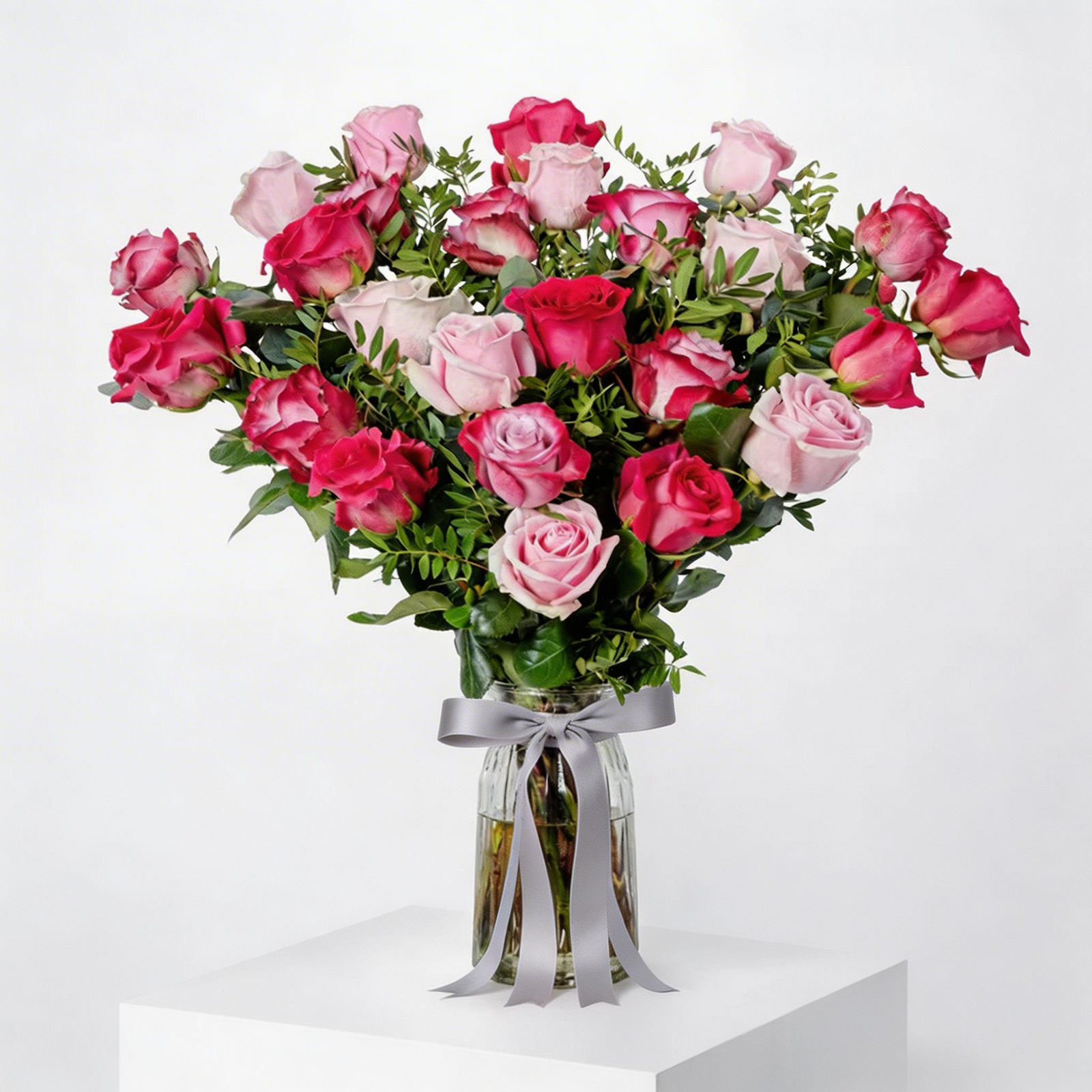 Elegant Arrangement of 25 Blush Roses in a Vase – Classic Floral Gift
