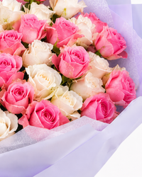 Pink and white baby roses flower bouquet delivery in kuwait.