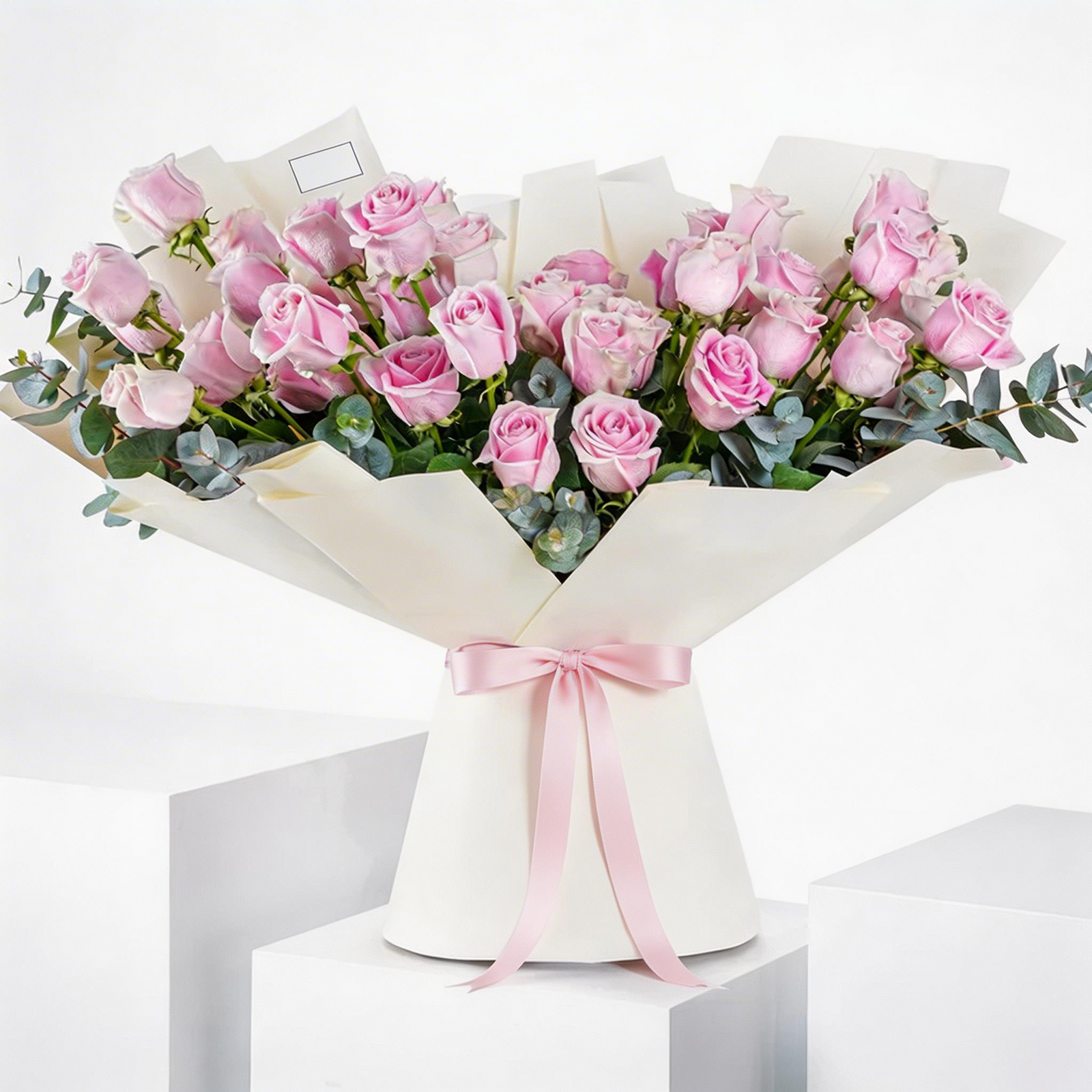 Elegant Bouquet of 50 Fresh Pink Roses – Hand-Tied Floral Arrangement