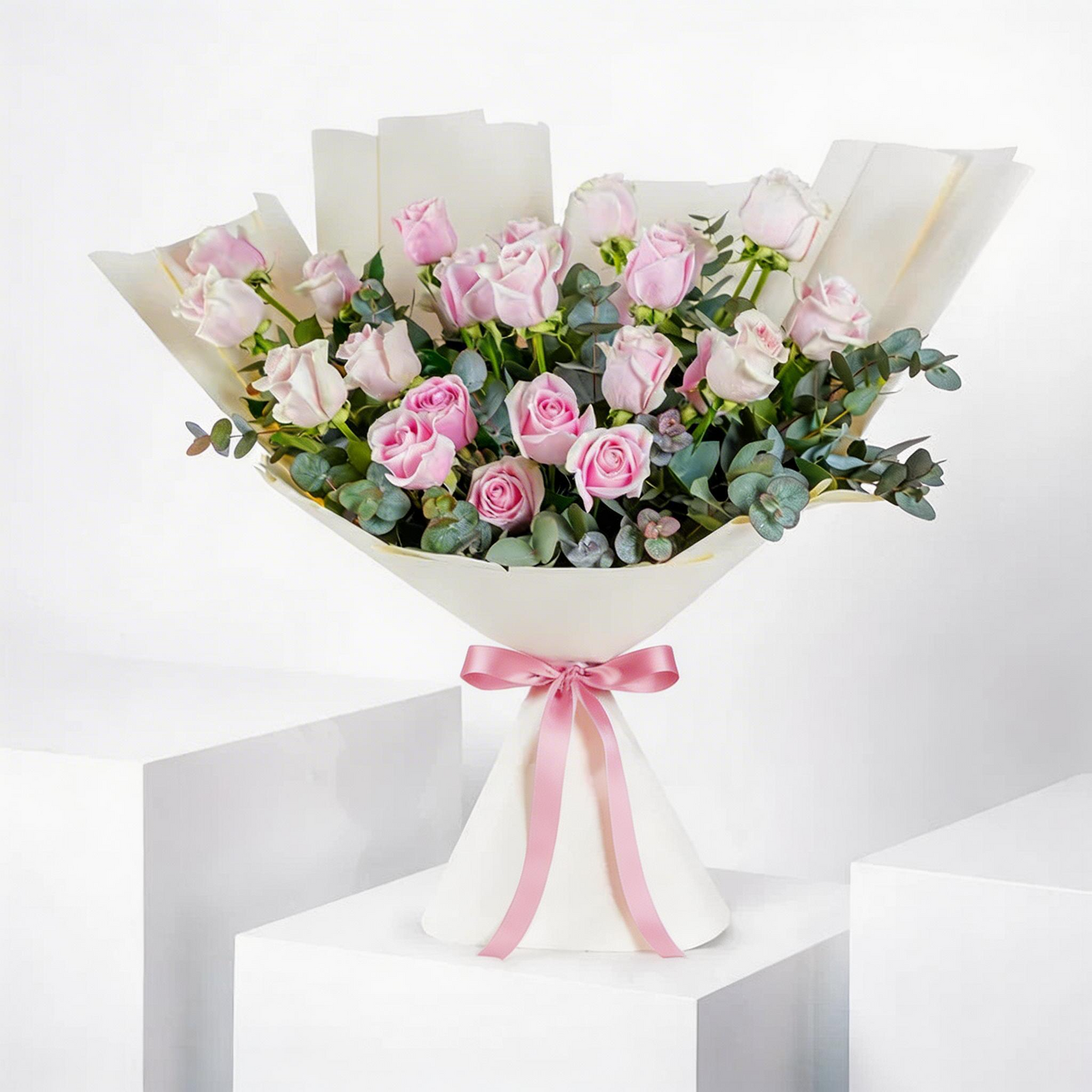 Elegant Hand-Tied Bouquet of 25 Pink Roses – Graceful Floral Arrangement